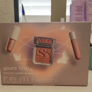 Yours Truly Makeup Set - Peach